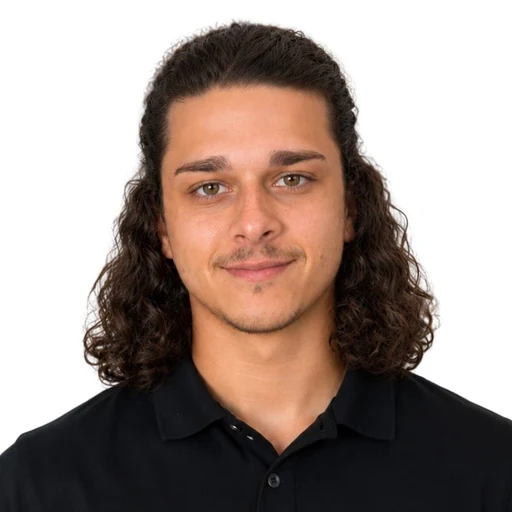 Gideon Kelson headshot